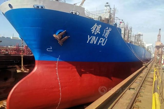 魚童助力5萬(wan) 噸級散貨船”銀浦”更換全新防護衣