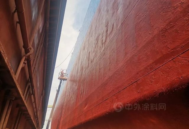 魚童助力5萬(wan) 噸級散貨船”銀浦”更換全新防護衣