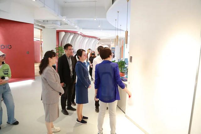 溫州市鹿城區區委常委、副區長張偉(wei) 一行蒞臨(lin) 瑞豐(feng) 集團調研指導