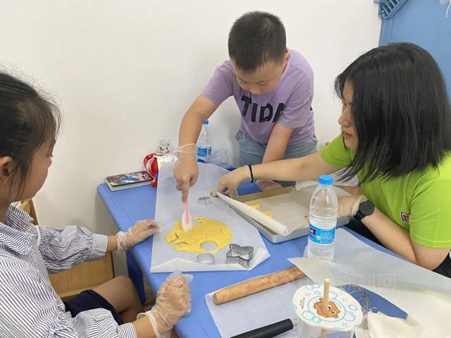 用愛溫暖童年，「為(wei) 愛上色」刷新上海太陽花社區兒(er) 童服務中心