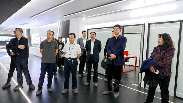 山東(dong) 沂蒙交投集團董事長陳慶村及眾(zhong) 多博士、大咖蒞臨(lin) 晨光工業(ye) 園參觀考察交流！