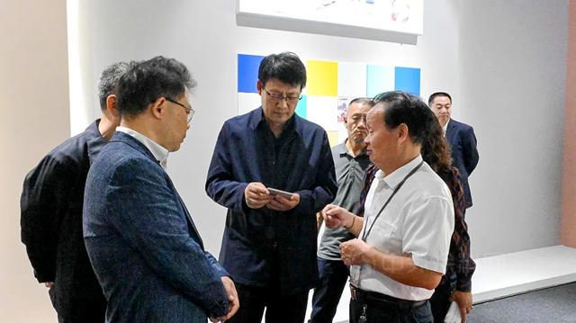 山東(dong) 沂蒙交投集團董事長陳慶村及眾(zhong) 多博士、大咖蒞臨(lin) 晨光工業(ye) 園參觀考察交流！