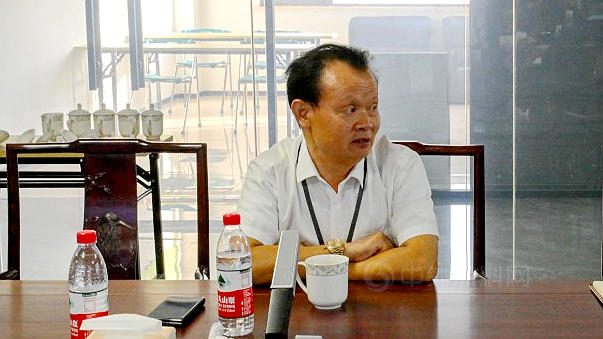 山東(dong) 沂蒙交投集團董事長陳慶村及眾(zhong) 多博士、大咖蒞臨(lin) 晨光工業(ye) 園參觀考察交流！