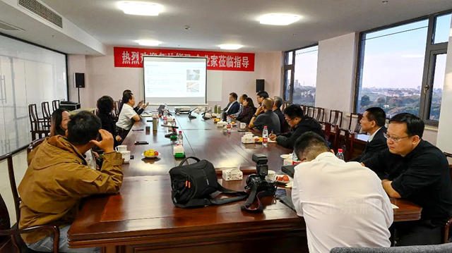 山東(dong) 沂蒙交投集團董事長陳慶村及眾(zhong) 多博士、大咖蒞臨(lin) 晨光工業(ye) 園參觀考察交流！