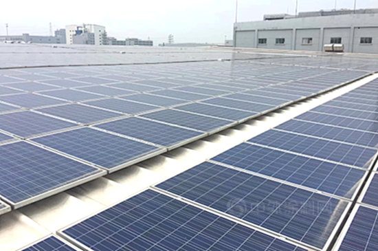 三棵樹防水與(yu) 索爾維共同研發長達25年使用壽命的BIPV（TPO）屋頂材料係統