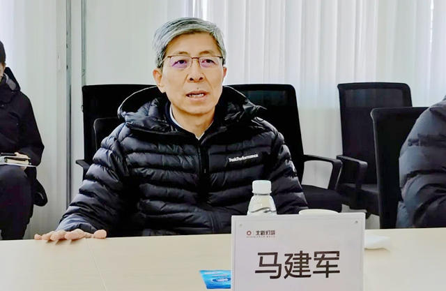 天津市經開區黨(dang) 委常委馬建軍(jun) 同誌及管委會(hui) 領導一行對北新燈塔南港工業(ye) 基地進行現場調研
