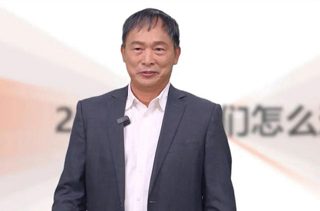 仇啟明：2023年我們(men) 怎麽(me) 過，大膽放心跟著嘉寶莉向前衝(chong) 
