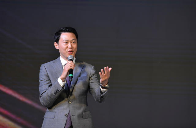 未來三年實現突破性增長！紫荊花憑什麽(me) 信心十足？ ——專(zhuan) 訪紫荊花新材料集團聯席總裁馮(feng) 秉光、建築塗料事業(ye) 部總經理解忠財