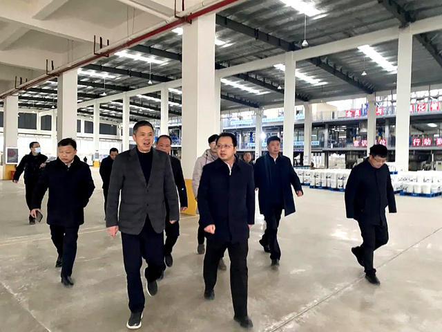 湖北省安陸市市委副書(shu) 記、市長黃國威率隊蒞臨(lin) 湖北德爾福新材料科技