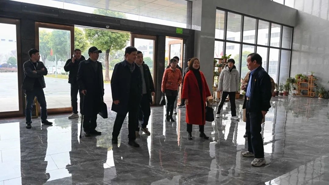 武進區統戰部副部長楊美英、雪堰鎮黨(dang) 委副書(shu) 記陳世華等領導一行蒞臨(lin) 晨光集團參觀調研！