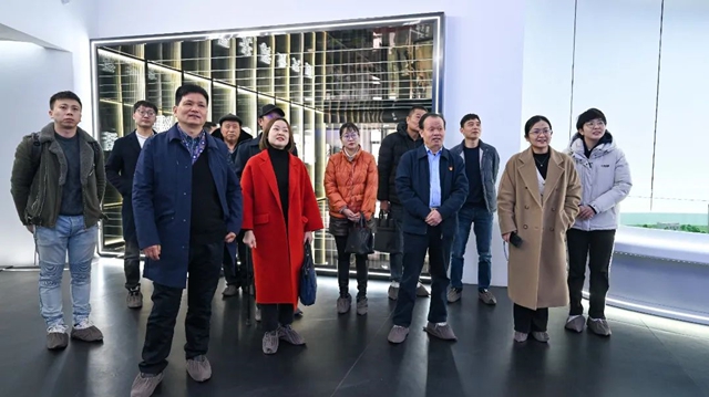 武進區統戰部副部長楊美英、雪堰鎮黨(dang) 委副書(shu) 記陳世華等領導一行蒞臨(lin) 晨光集團參觀調研！