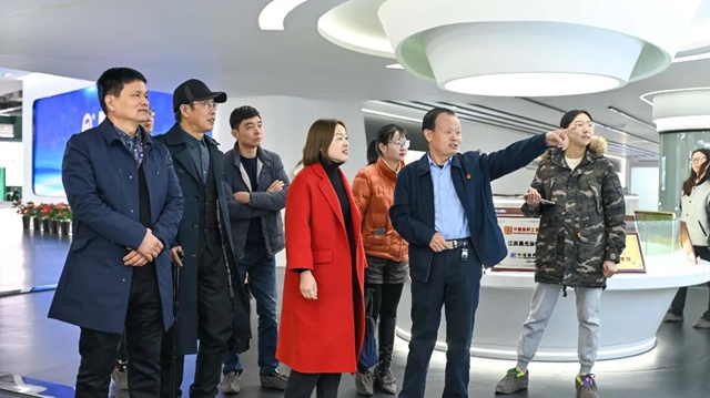 武進區統戰部副部長楊美英、雪堰鎮黨(dang) 委副書(shu) 記陳世華等領導一行蒞臨(lin) 晨光集團參觀調研！