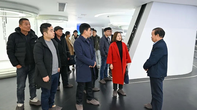 武進區統戰部副部長楊美英、雪堰鎮黨(dang) 委副書(shu) 記陳世華等領導一行蒞臨(lin) 晨光集團參觀調研！