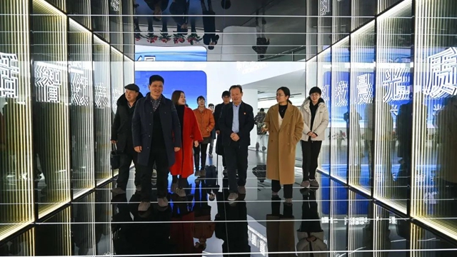 武進區統戰部副部長楊美英、雪堰鎮黨(dang) 委副書(shu) 記陳世華等領導一行蒞臨(lin) 晨光集團參觀調研！