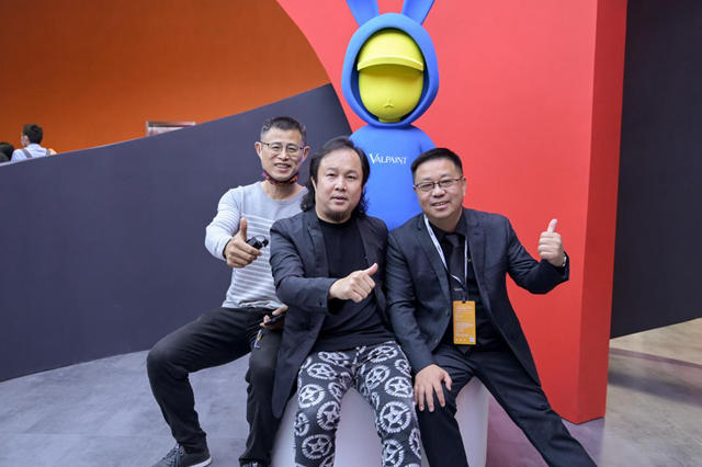 第一個(ge) 送中國藝術塗裝工匠出國深造！他刷爆了藝術塗料圈