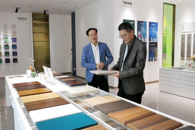 廣東(dong) 省家具協會(hui) 領導前往漆加化工集團調研