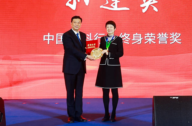 孫蓮英獲中國塗料行業(ye) 終身榮譽獎