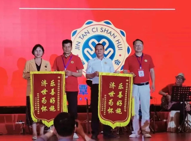 數碼彩塗料與(yu) 中國建築裝飾裝修材料協會(hui) 建塗分會(hui) 、佛山市塗料行業(ye) 協會(hui) 、順德塗料商會(hui) 共捐助價(jia) 值200萬(wan) 塗料