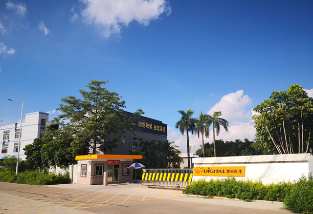 數碼彩塗料與(yu) 中國建築裝飾裝修材料協會(hui) 建塗分會(hui) 、佛山市塗料行業(ye) 協會(hui) 、順德塗料商會(hui) 共捐助價(jia) 值200萬(wan) 塗料