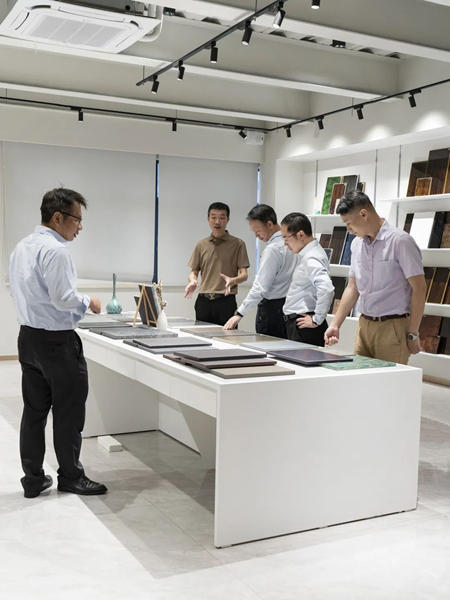 長興(xing) 材料工業(ye) 領導參觀考察漆加集團
