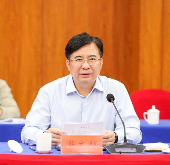 東(dong) 方雨虹董事長李衛國拜會(hui) 婁底市委書(shu) 記鄒文輝，市委副書(shu) 記、市長曾超群
