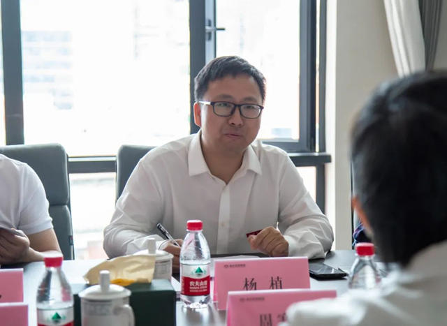 瑞豐(feng) 控股集團與(yu) 溫州大學化學與(yu) 材料工程學院合作簽約儀(yi) 式順利舉(ju) 行