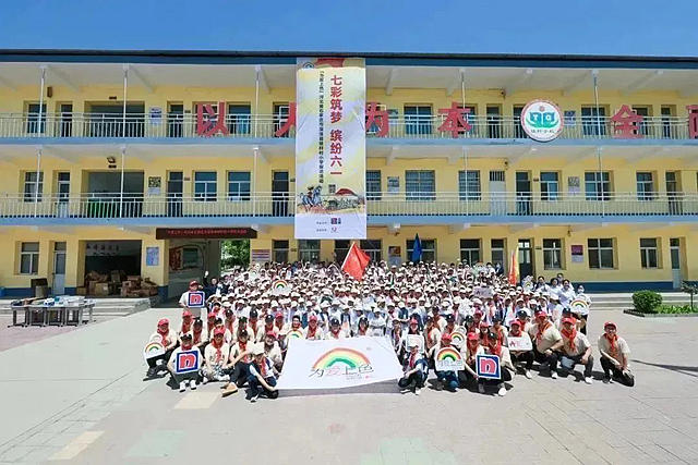 「為(wei) 愛上色」走進河北鐵杆小學