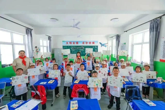 「為(wei) 愛上色」走進河北鐵杆小學