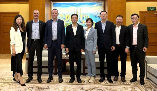 海虹老人集團總裁兼首席執行官Michael Hansen一行與(yu) 浦東(dong) 新區領導進行會(hui) 談