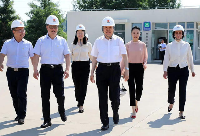 中國家具協會(hui) 徐祥楠理事長一行蒞臨(lin) 濮陽展辰參觀指導