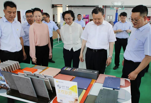 中國家具協會(hui) 徐祥楠理事長一行蒞臨(lin) 濮陽展辰參觀指導
