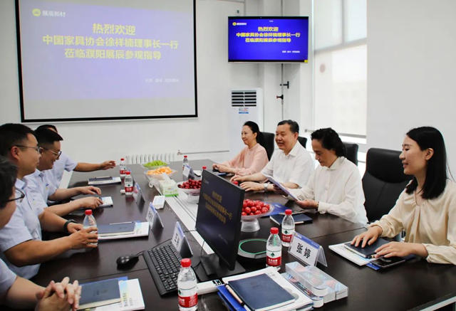 中國家具協會(hui) 徐祥楠理事長一行蒞臨(lin) 濮陽展辰參觀指導
