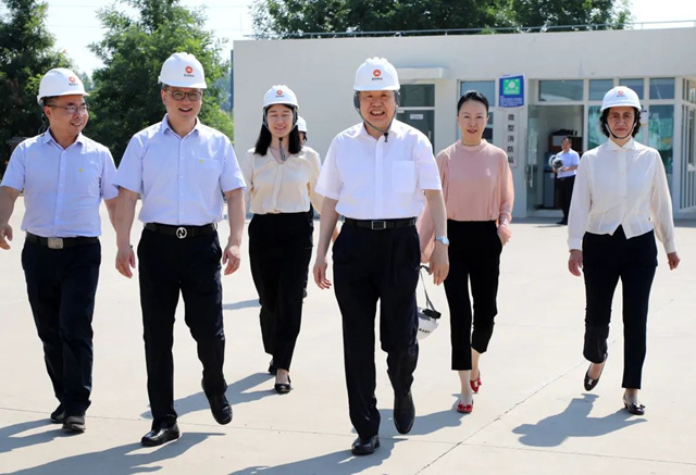 中國家具協會(hui) 徐祥楠理事長一行蒞臨(lin) 濮陽展辰參觀指導