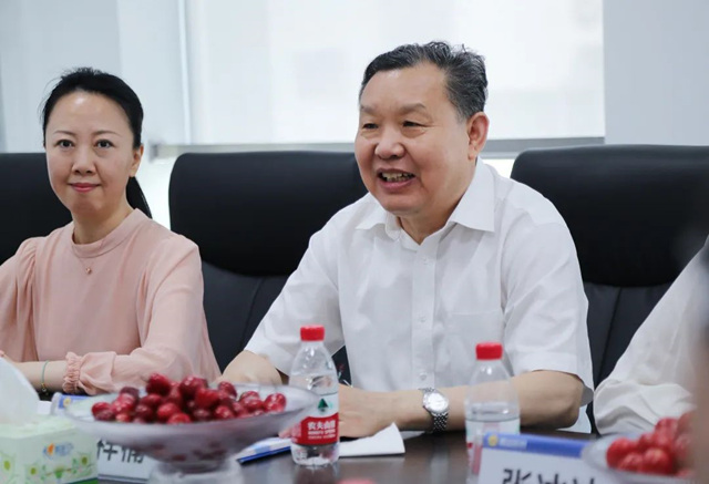中國家具協會(hui) 徐祥楠理事長一行蒞臨(lin) 濮陽展辰參觀指導