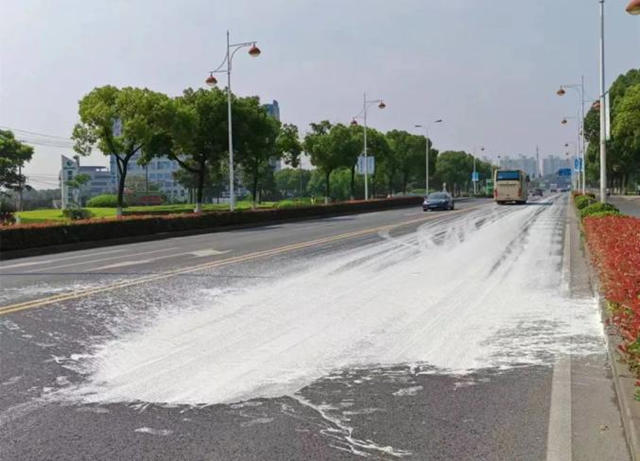 塗料散落汙染道路，及時處置排除隱患！
