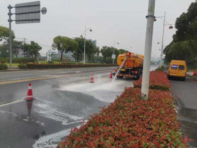塗料散落汙染道路，及時處置排除隱患！