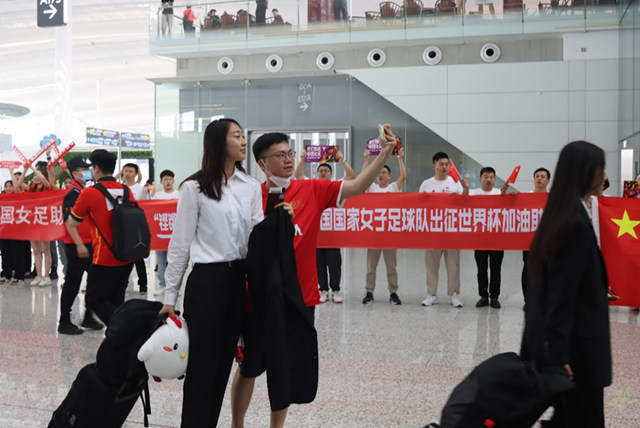 為(wei) 品牌注入中國女足精氣神！紫荊花全新征戰塗料飾界——專(zhuan) 訪紫荊花新材料集團副總裁解忠財先生