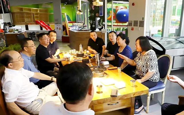 大興(xing) 區統戰部副部長、區工商聯執行主席鄭慶禹、富思特新材料郭祥恩董事長一行參觀考察北京市宜生源食品有限公司