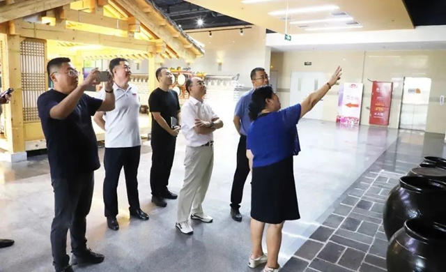 大興(xing) 區統戰部副部長、區工商聯執行主席鄭慶禹、富思特新材料郭祥恩董事長一行參觀考察北京市宜生源食品有限公司
