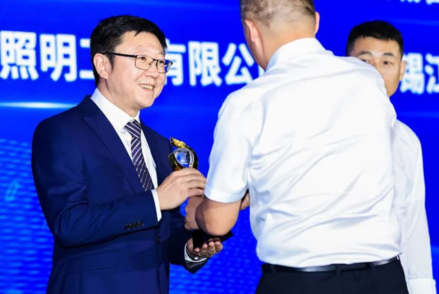 阿克蘇諾貝爾|榮膺“低碳先鋒”稱號，攜手共築綠色可持續城牆