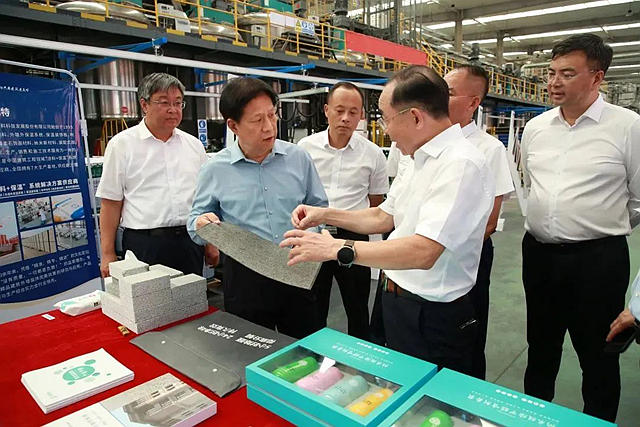 滄州市委書(shu) 記康彥民一行蒞臨(lin) 富思特河間生產(chan) 基地考察指導