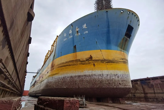 中遠關(guan) 西助“南海奮進”FPSO再啟航