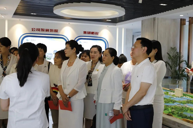 吉安市工商聯女企業(ye) 家商會(hui) 考察團蒞臨(lin) 廣源集團參觀交流