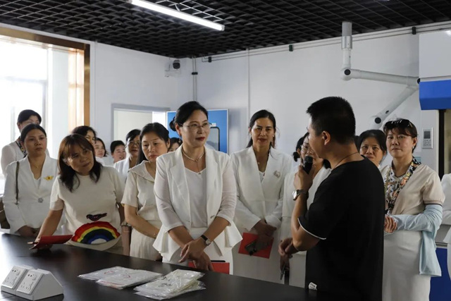 吉安市工商聯女企業(ye) 家商會(hui) 考察團蒞臨(lin) 廣源集團參觀交流
