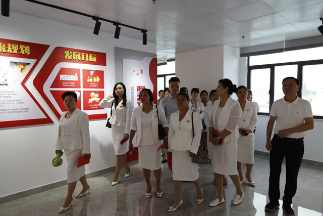 吉安市工商聯女企業(ye) 家商會(hui) 考察團蒞臨(lin) 廣源集團參觀交流