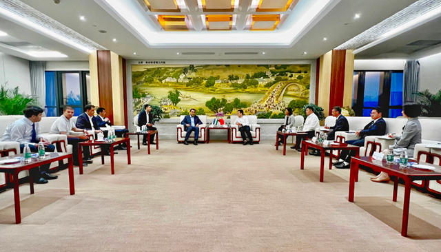 北新建材尹自波會(hui) 見烏(wu) 茲(zi) 別克斯坦費爾幹納州州長博紮羅夫一行