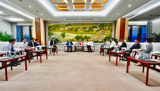 北新建材黨(dang) 委書(shu) 記、董事長尹自波會(hui) 見烏(wu) 茲(zi) 別克斯坦費爾幹納州州長博紮羅夫一行