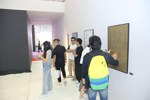 向藝術致敬，創行業(ye) 巔峰！VALPAINT×曾建龍聯名款產(chan) 品係列首發暨GID×VALPAINT戰略合作簽約儀(yi) 式