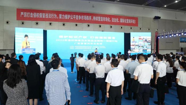 雲(yun) 上直播，8億(yi) 塗料等假冒偽(wei) 劣被統一銷毀