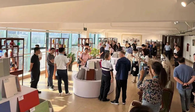 崇州市工商業(ye) 聯合會(hui) 房產(chan) 建築小組蒞臨(lin) 成都美中美塗料參觀交流